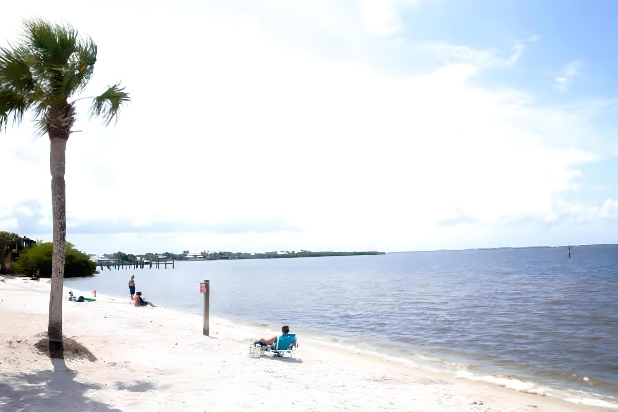 House With A Boatyour Private Waterfront Resort Port Charlotte Exterior foto